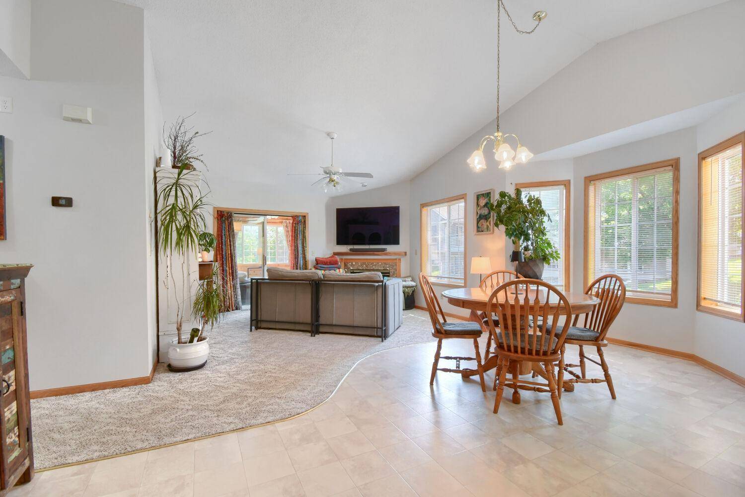 828 Woodland DR, Mahtomedi, MN 55115