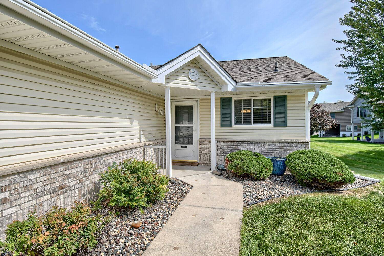 828 Woodland DR, Mahtomedi, MN 55115