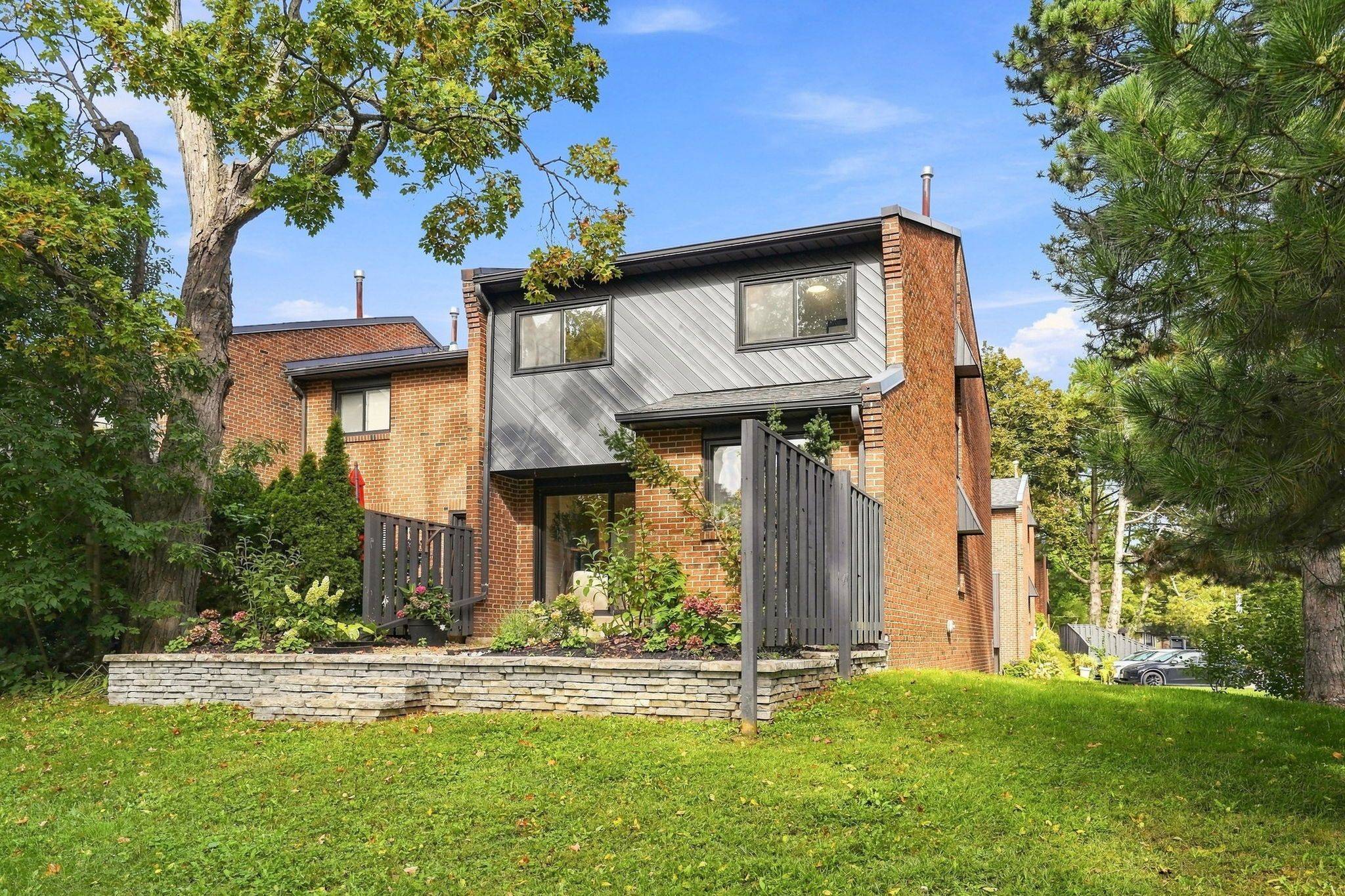 20 Mineola RD #17, Mississauga, ON L5G 4N9