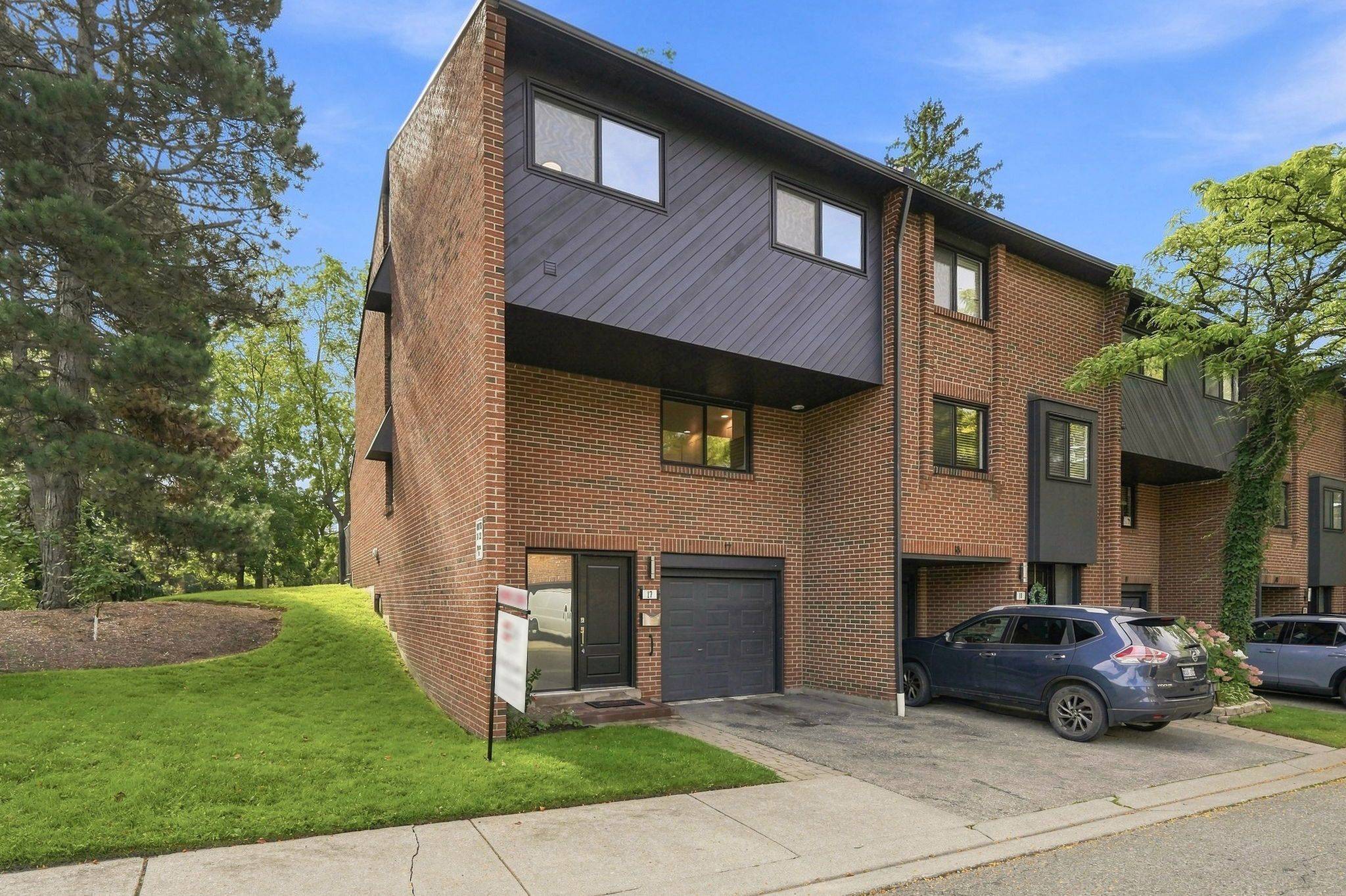 20 Mineola RD #17, Mississauga, ON L5G 4N9