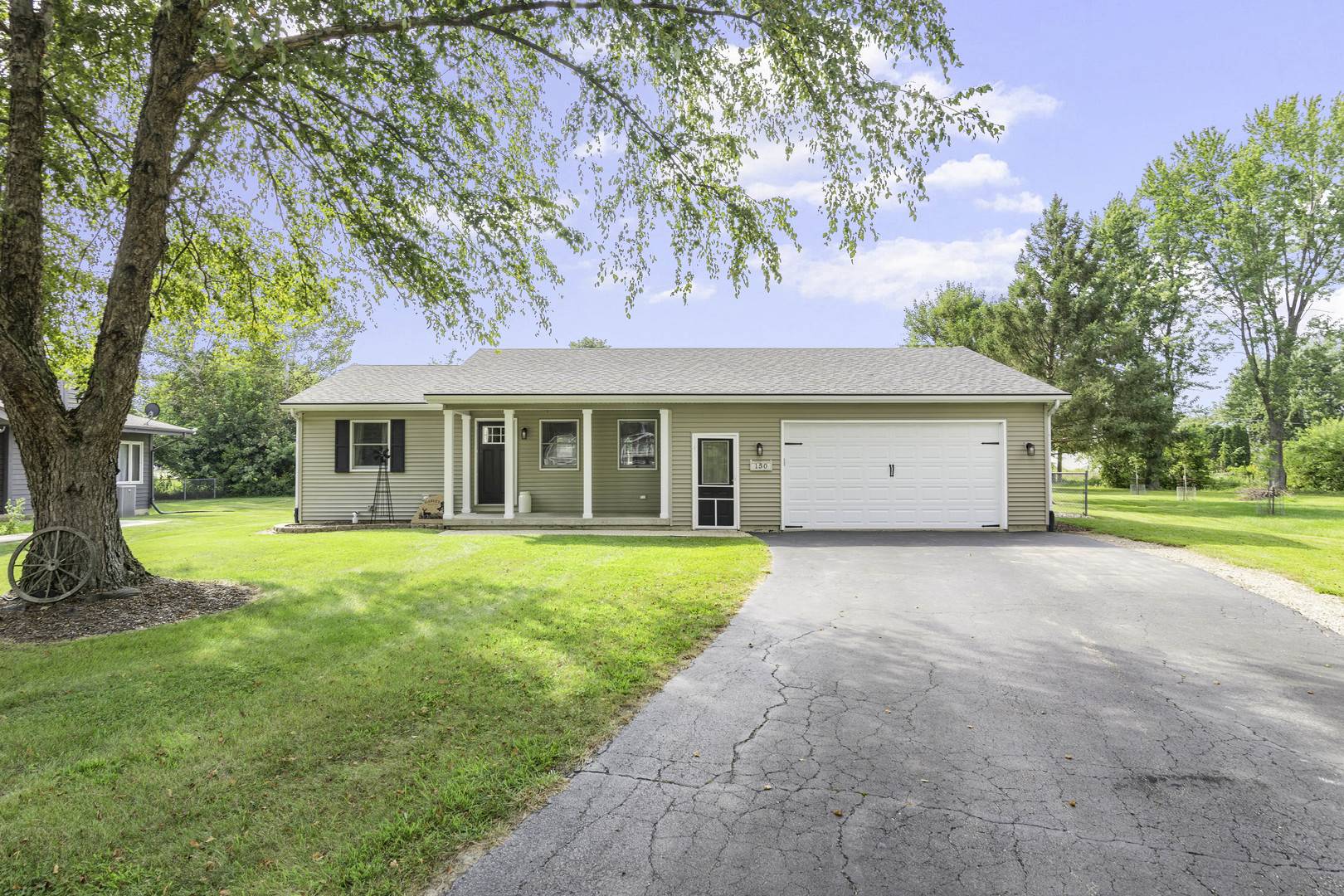 150 Holiday DR, Somonauk, IL 60552