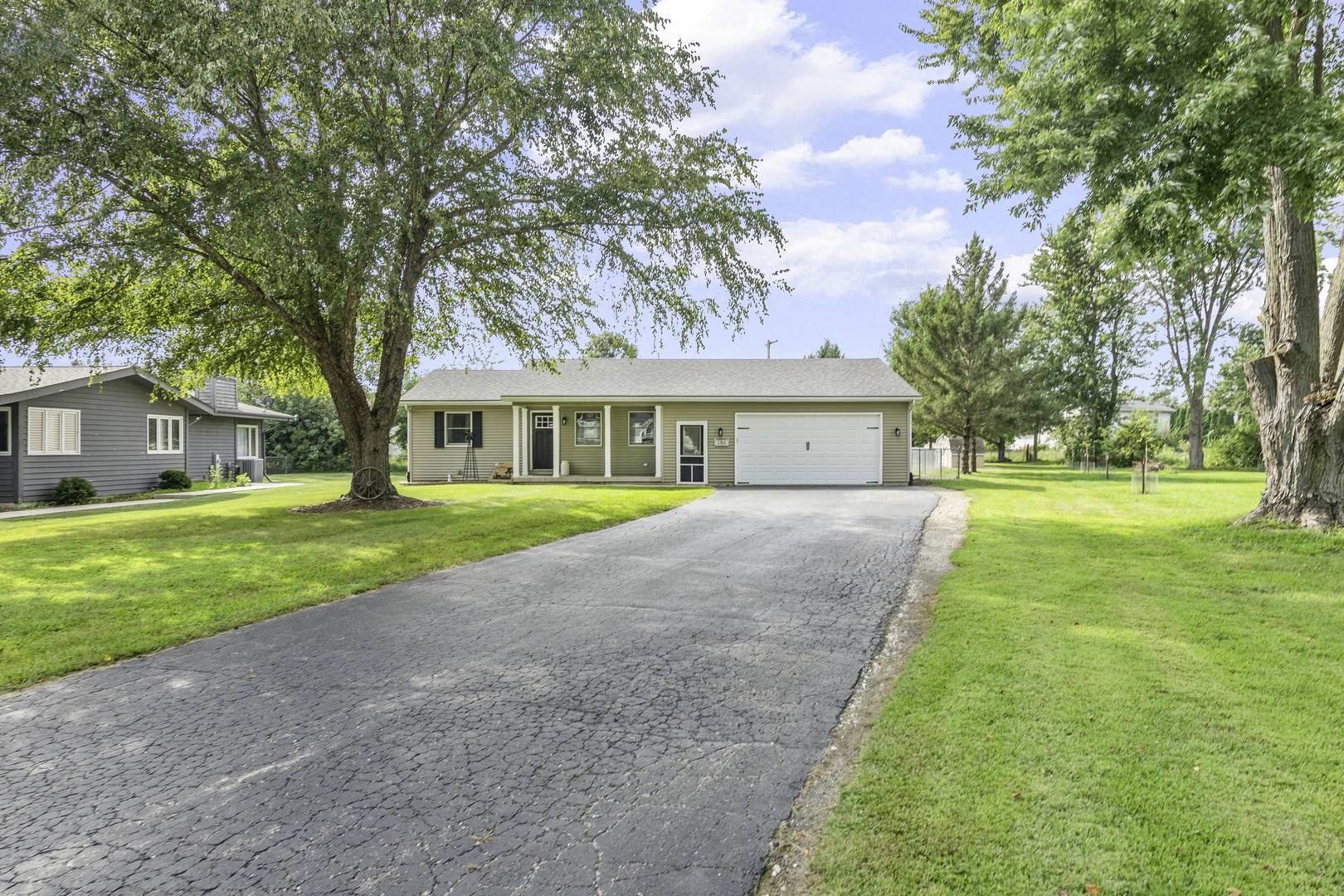 150 Holiday DR, Somonauk, IL 60552