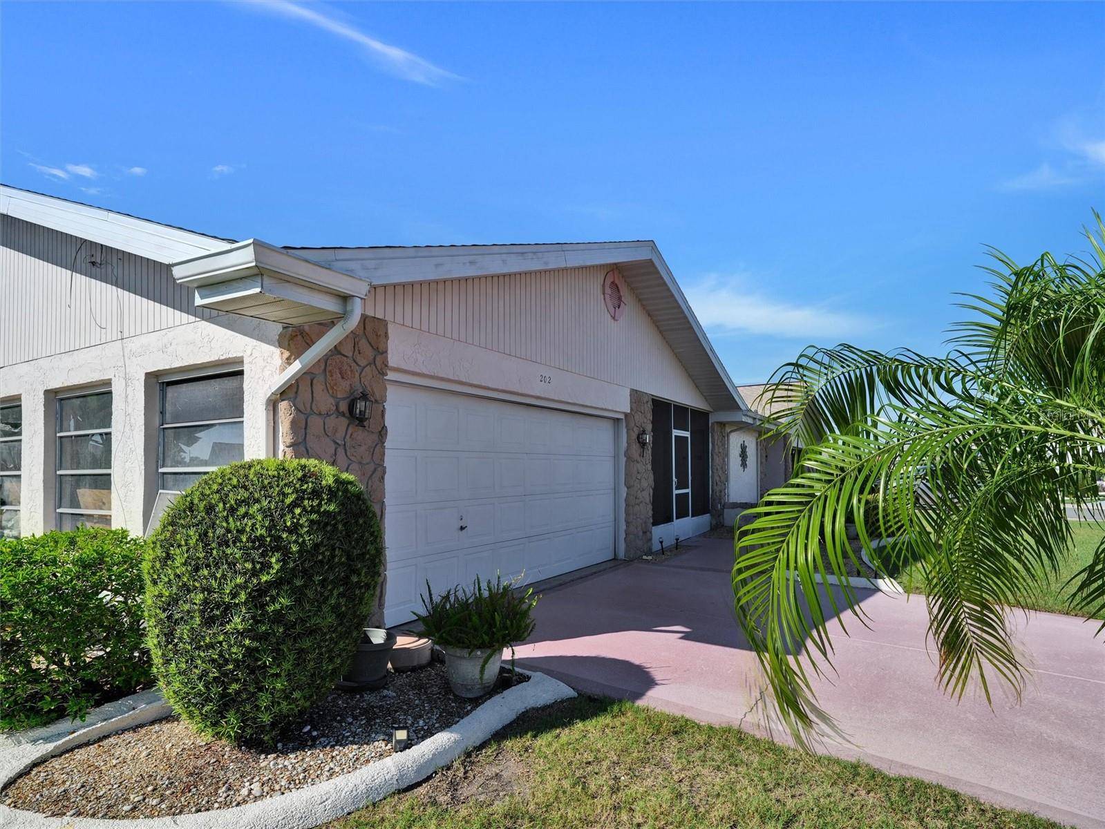 202 CACTUSFLOWER LN, Sun City Center, FL 33573