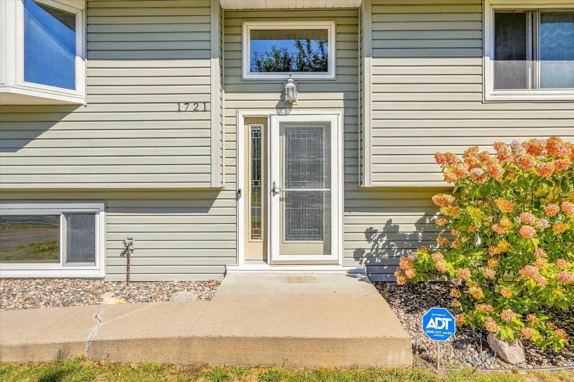 1721 Deerwood DR, Eagan, MN 55122