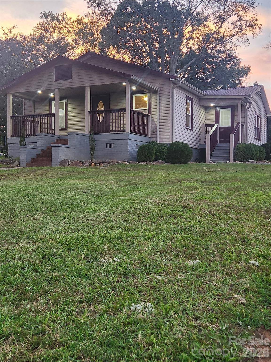 8 N summit AVE, Granite Falls, NC 28630