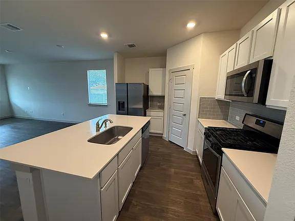 400 Barton Creek LN, Hutto, TX 78634