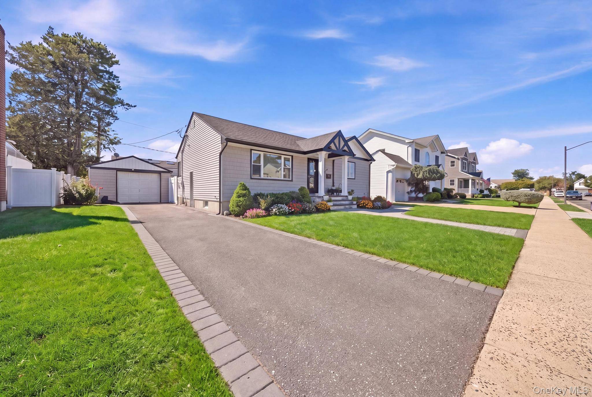 18 Devon RD, Bethpage, NY 11714