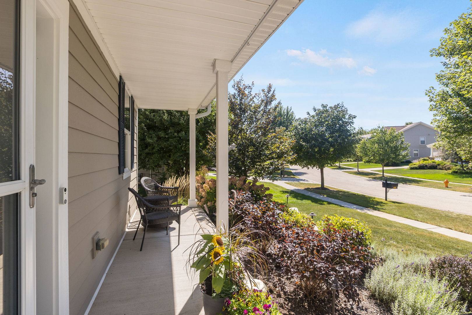 422 W Amberside DR, Elgin, IL 60124