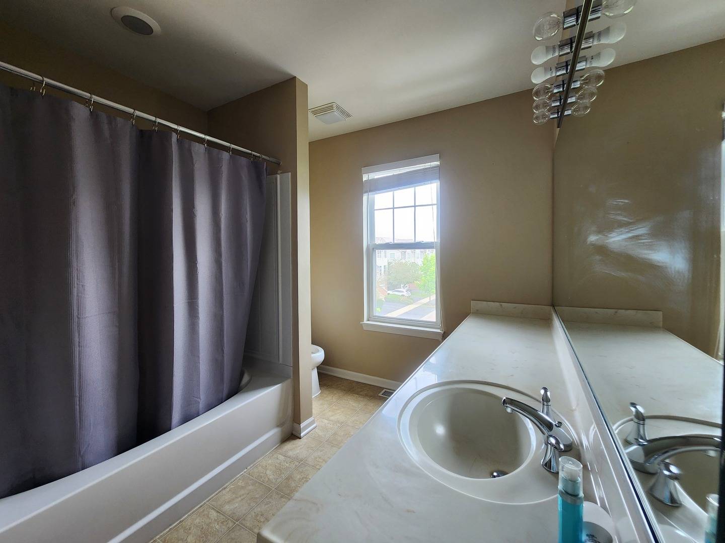3383 Kentshire CIR #3383, Aurora, IL 60504