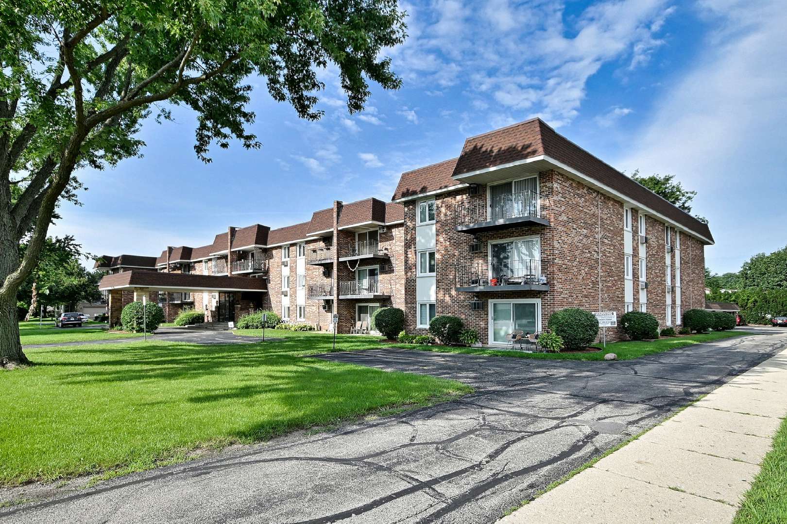 850 S Lorraine RD S #3E, Wheaton, IL 60189