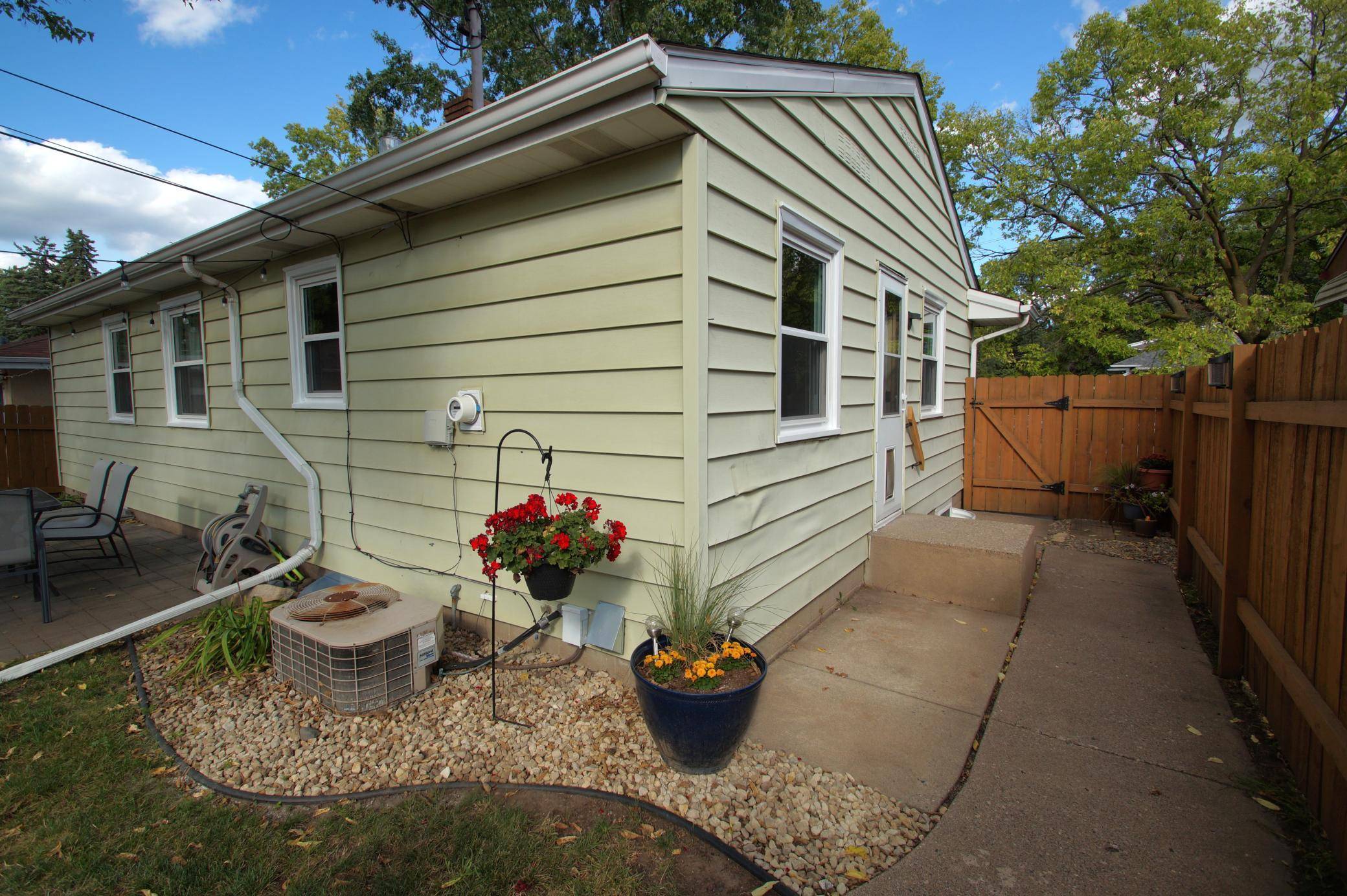 1101 Dale ST N, Saint Paul, MN 55117