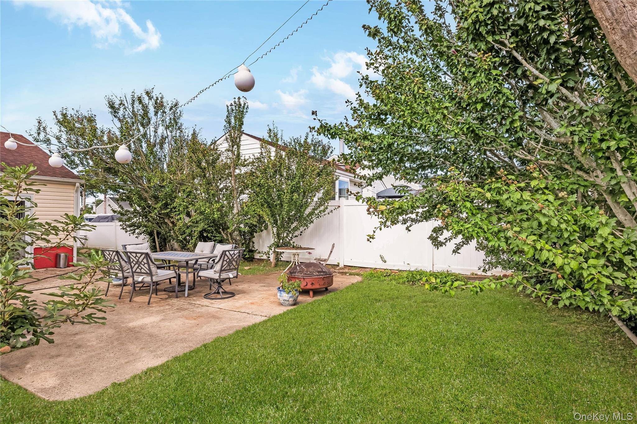 19 Rainbow LN, Lindenhurst, NY 11757