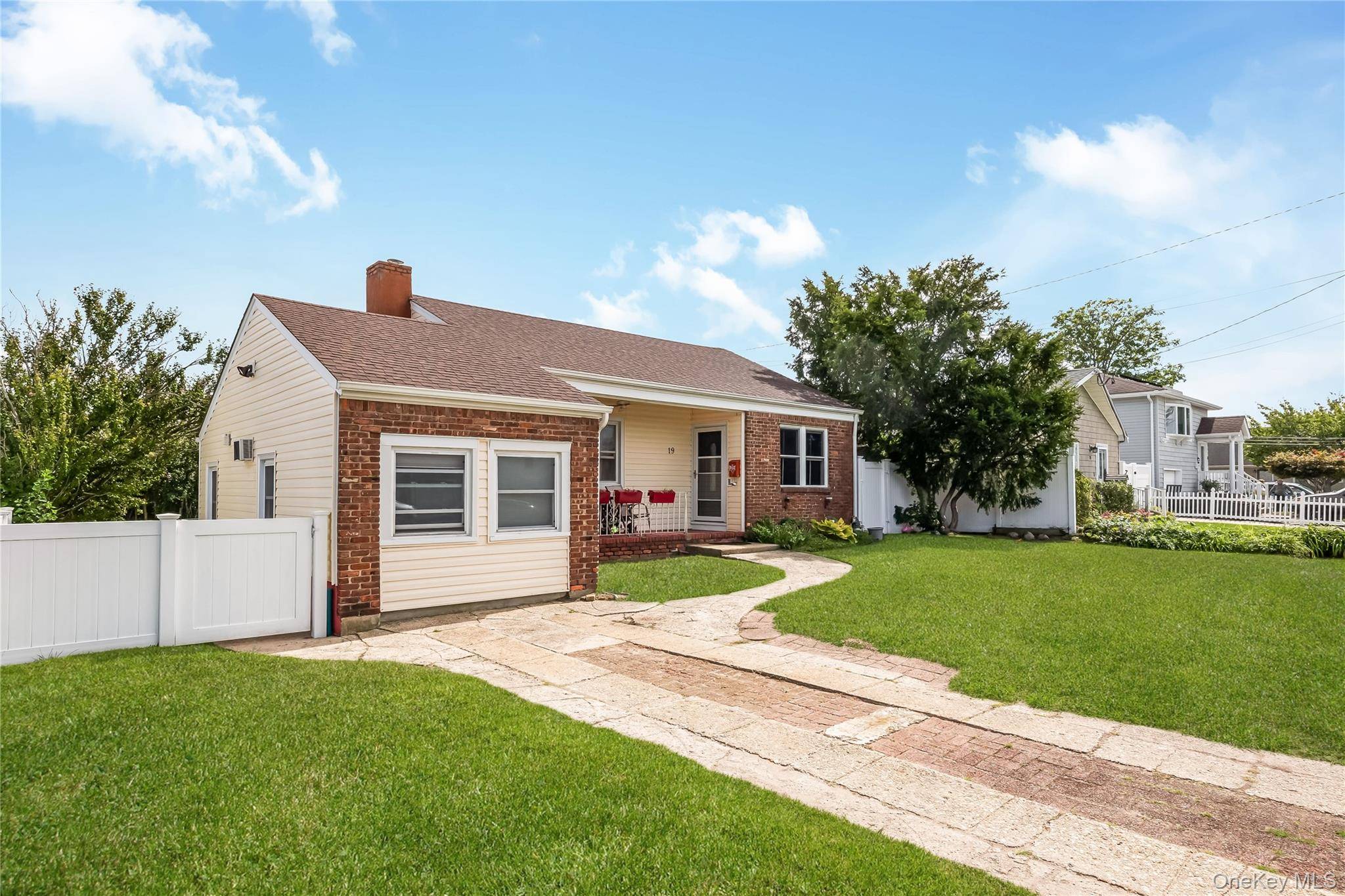 19 Rainbow LN, Lindenhurst, NY 11757