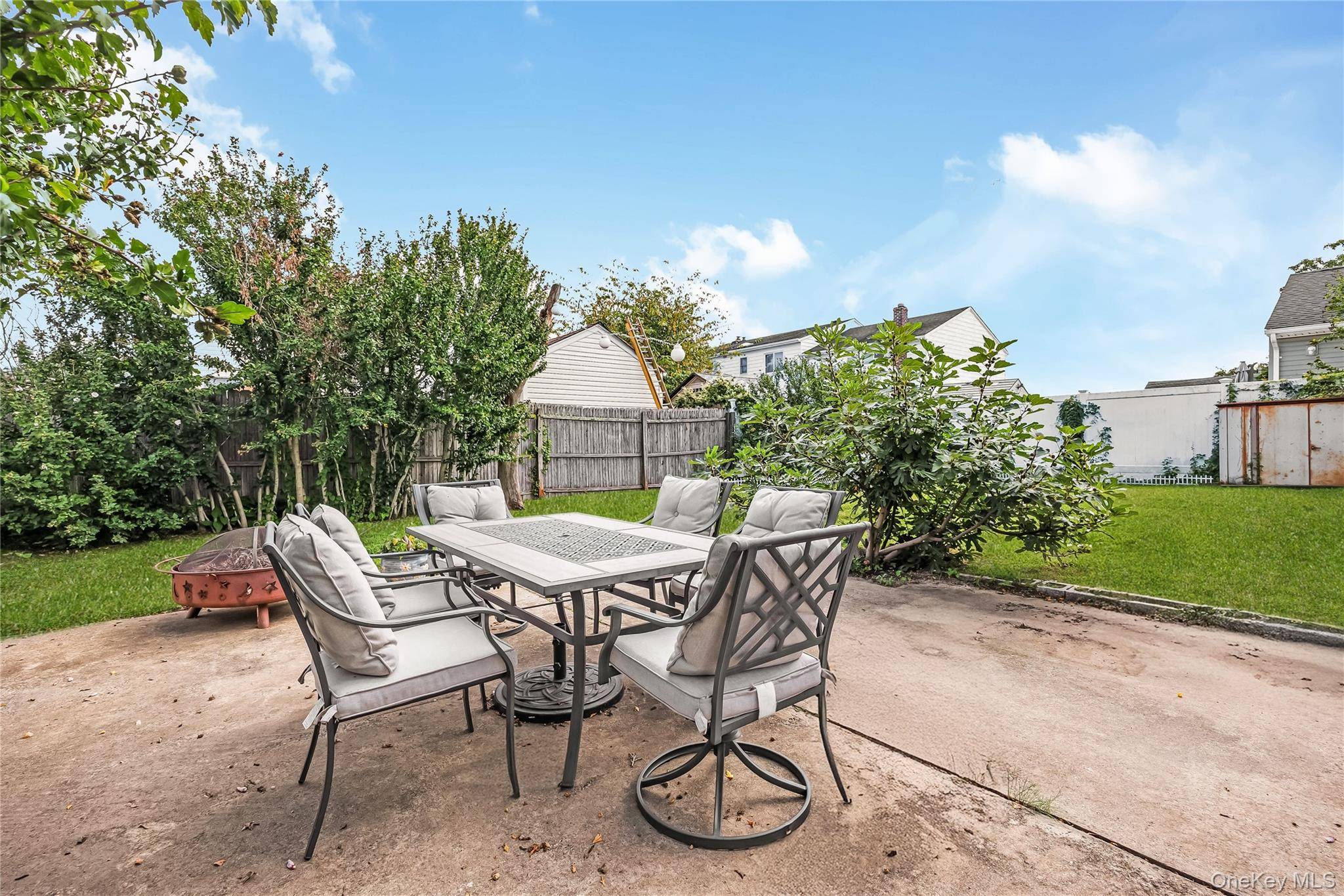 19 Rainbow LN, Lindenhurst, NY 11757