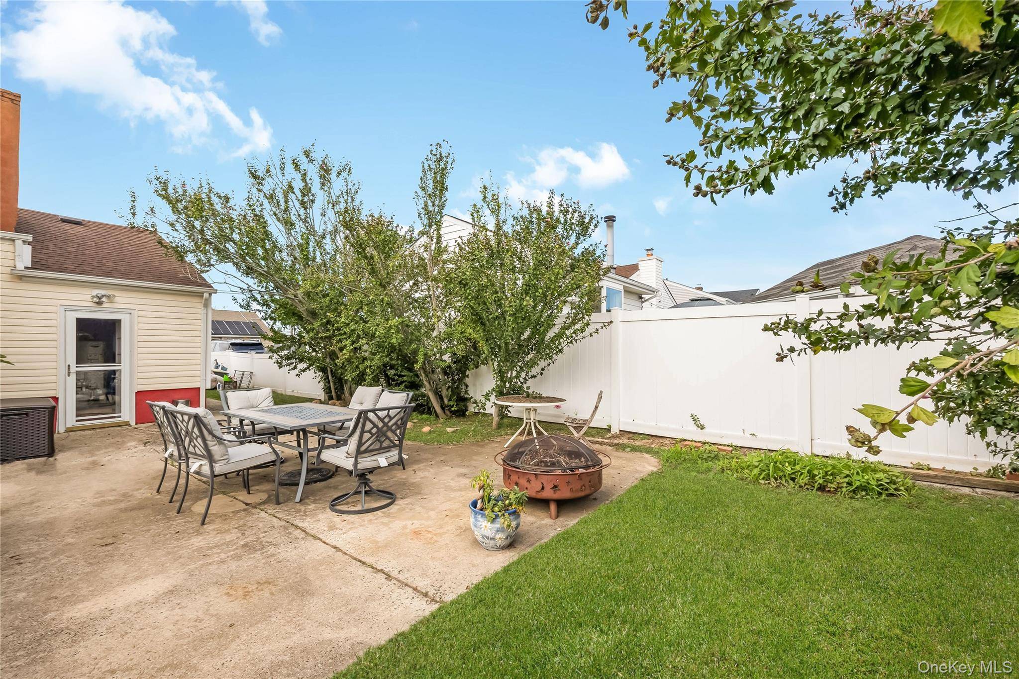 19 Rainbow LN, Lindenhurst, NY 11757