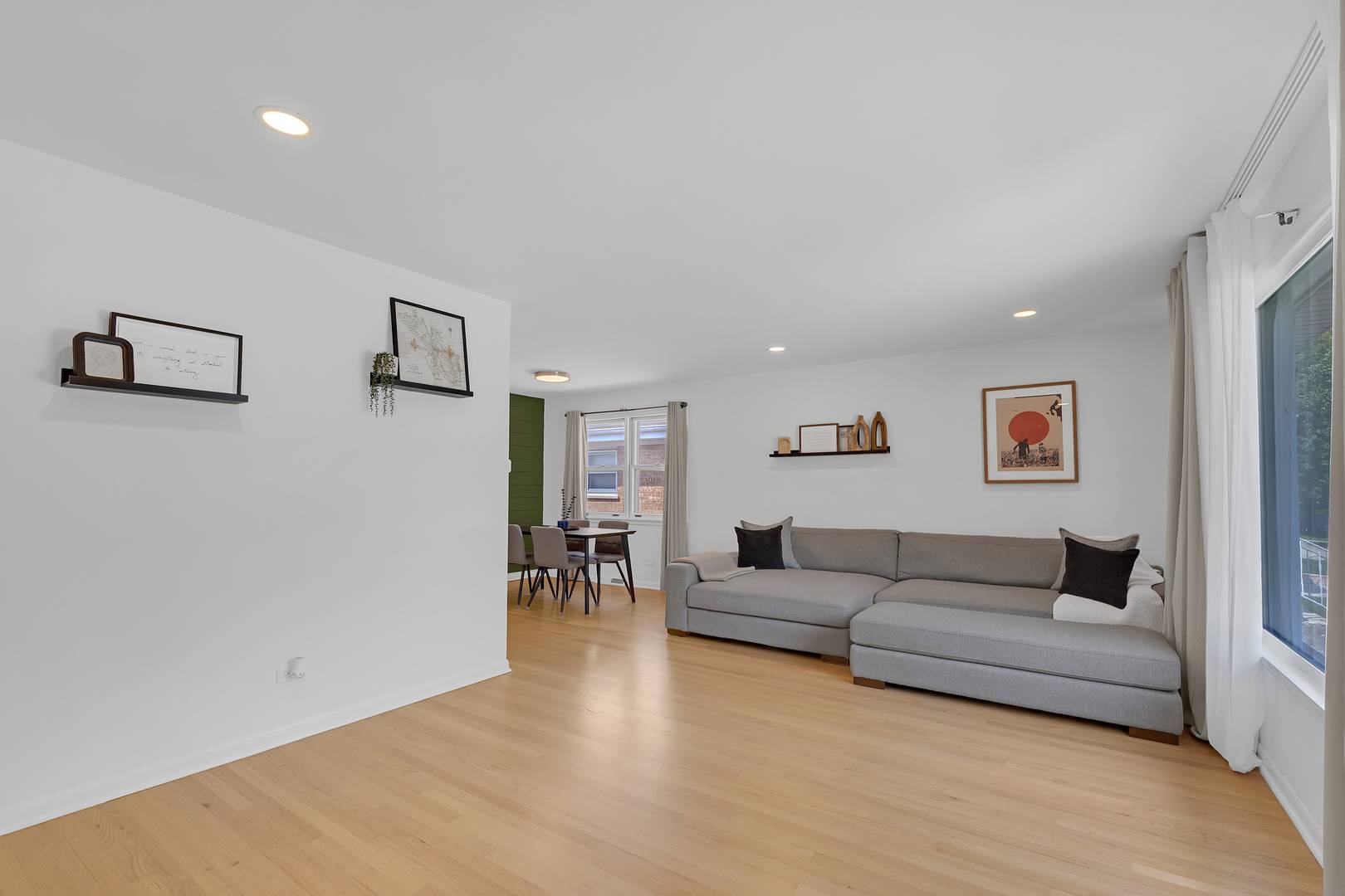 6820 N Sauganash AVE, Chicago, IL 60646