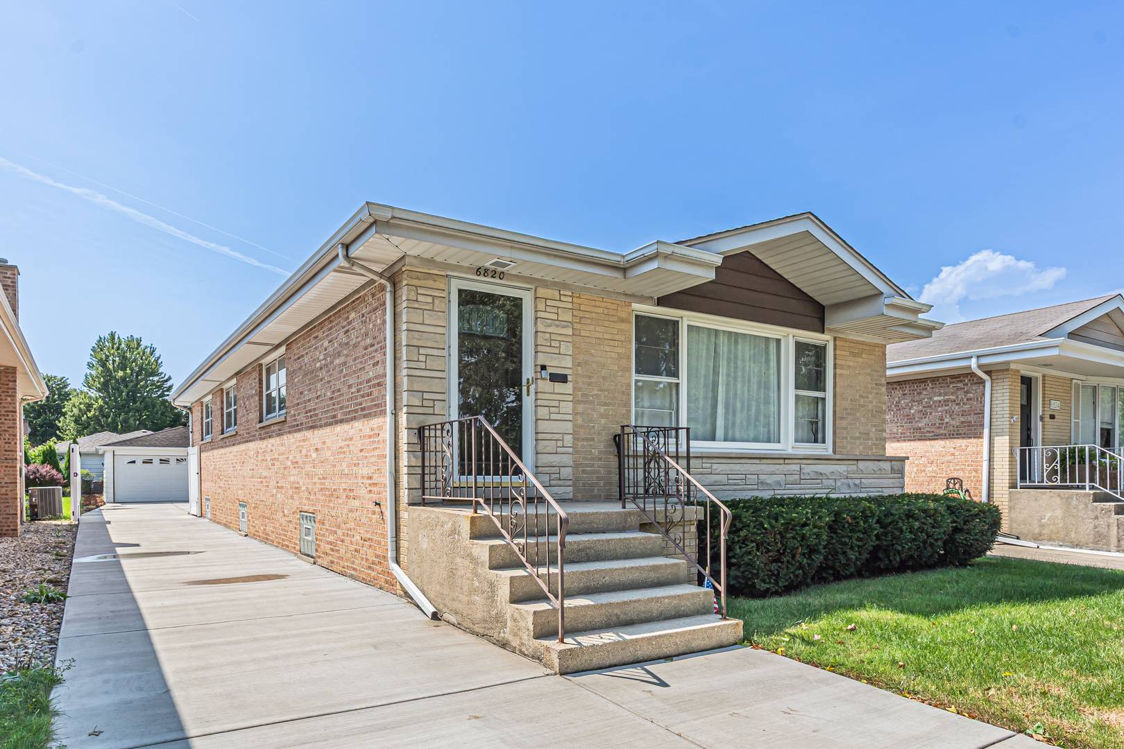 6820 N Sauganash AVE, Chicago, IL 60646