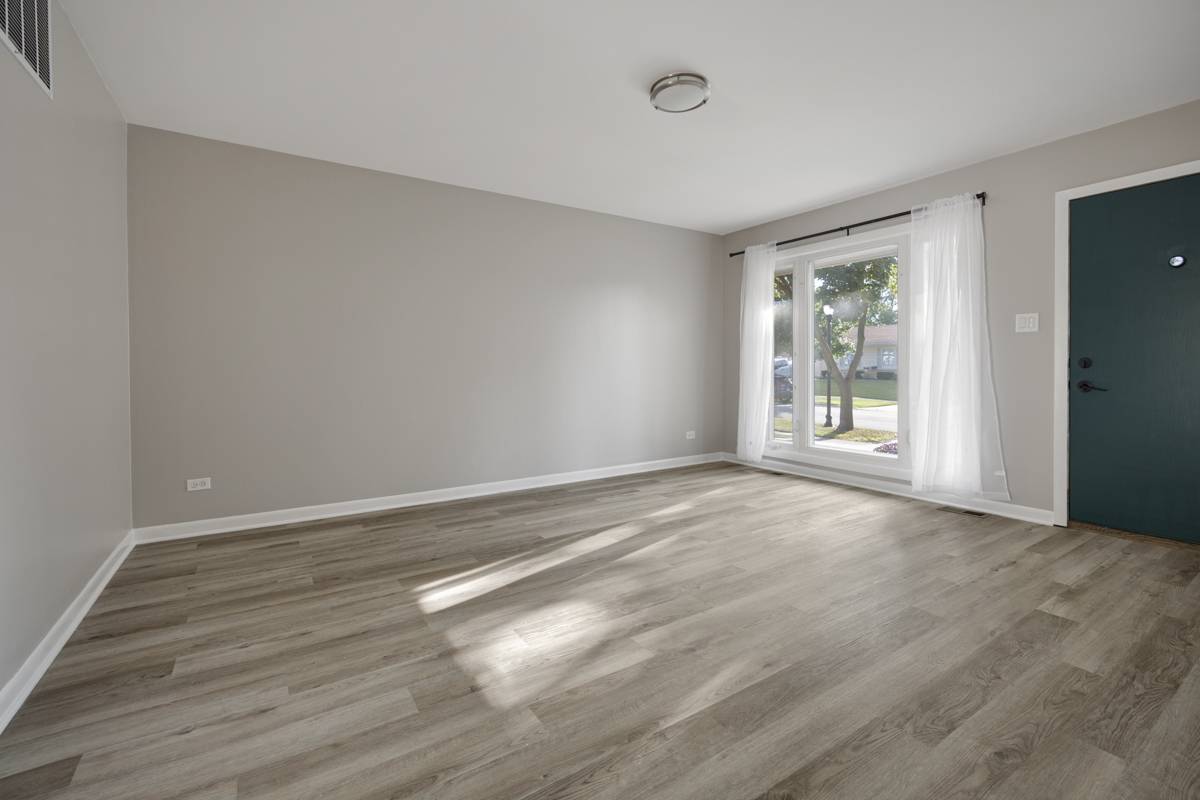 1031 Maple LN, Elk Grove Village, IL 60007