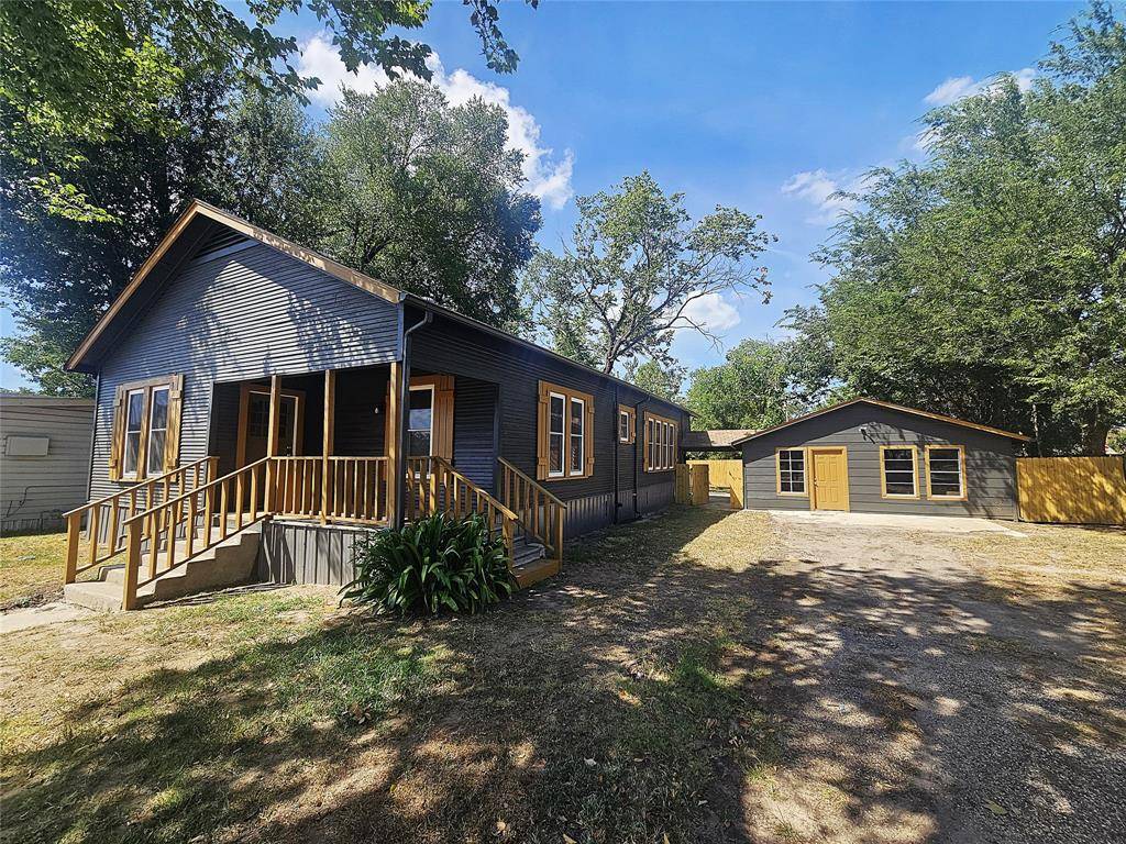 305 W Sabine Street, Groesbeck, TX 76642
