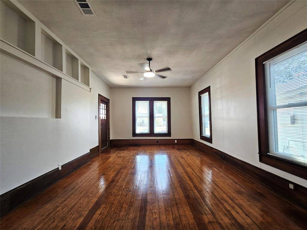 305 W Sabine Street, Groesbeck, TX 76642