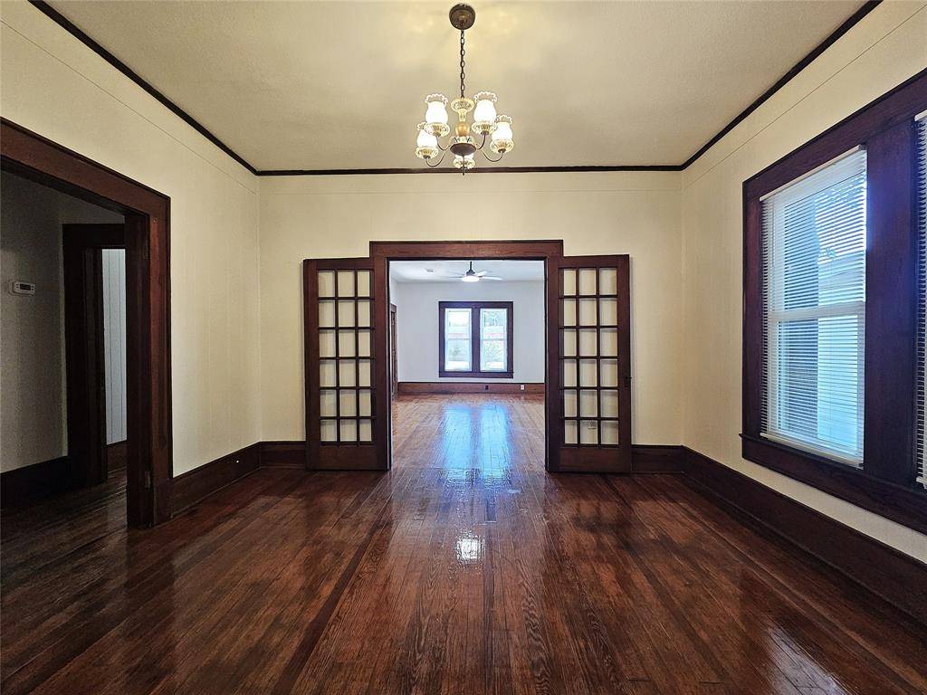 305 W Sabine Street, Groesbeck, TX 76642
