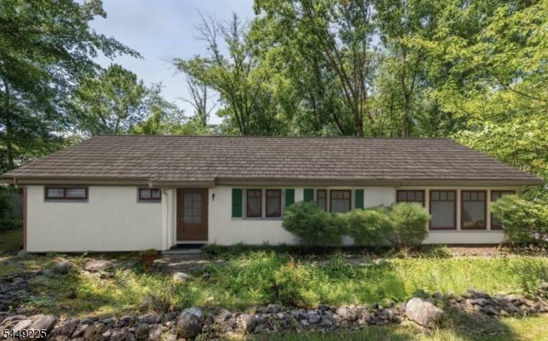 53 Old Wood Rd, Morris Plains Boro, NJ 07950