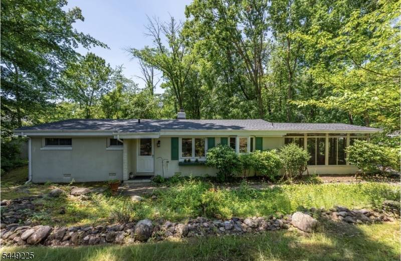 53 Old Wood Rd, Morris Plains Boro, NJ 07950
