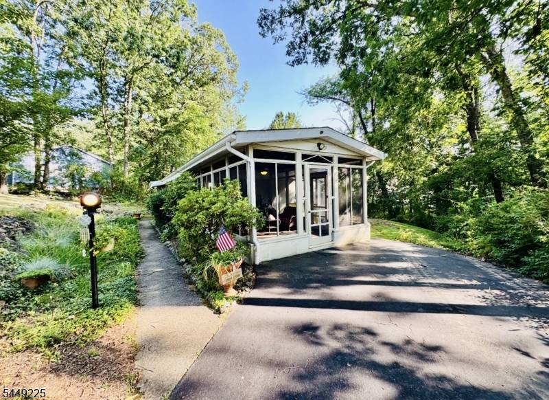 53 Old Wood Rd, Morris Plains Boro, NJ 07950