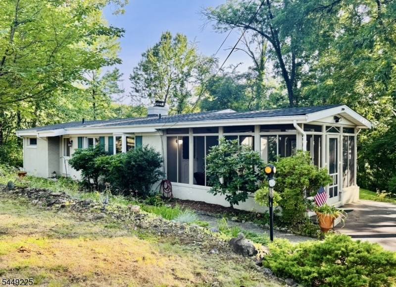 53 Old Wood Rd, Morris Plains Boro, NJ 07950