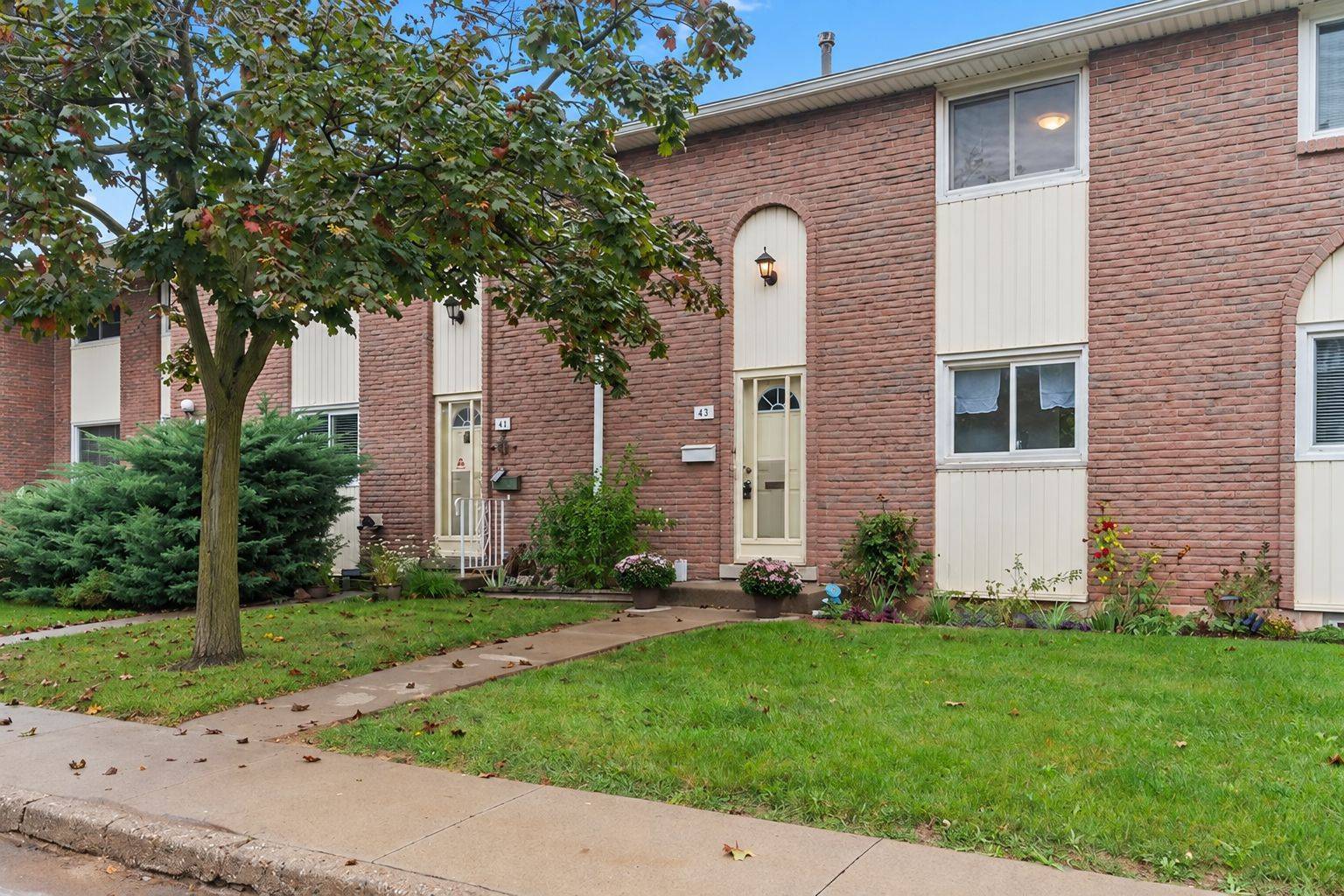 151 Gateshead CRES #43, Hamilton, ON L8G 3W1