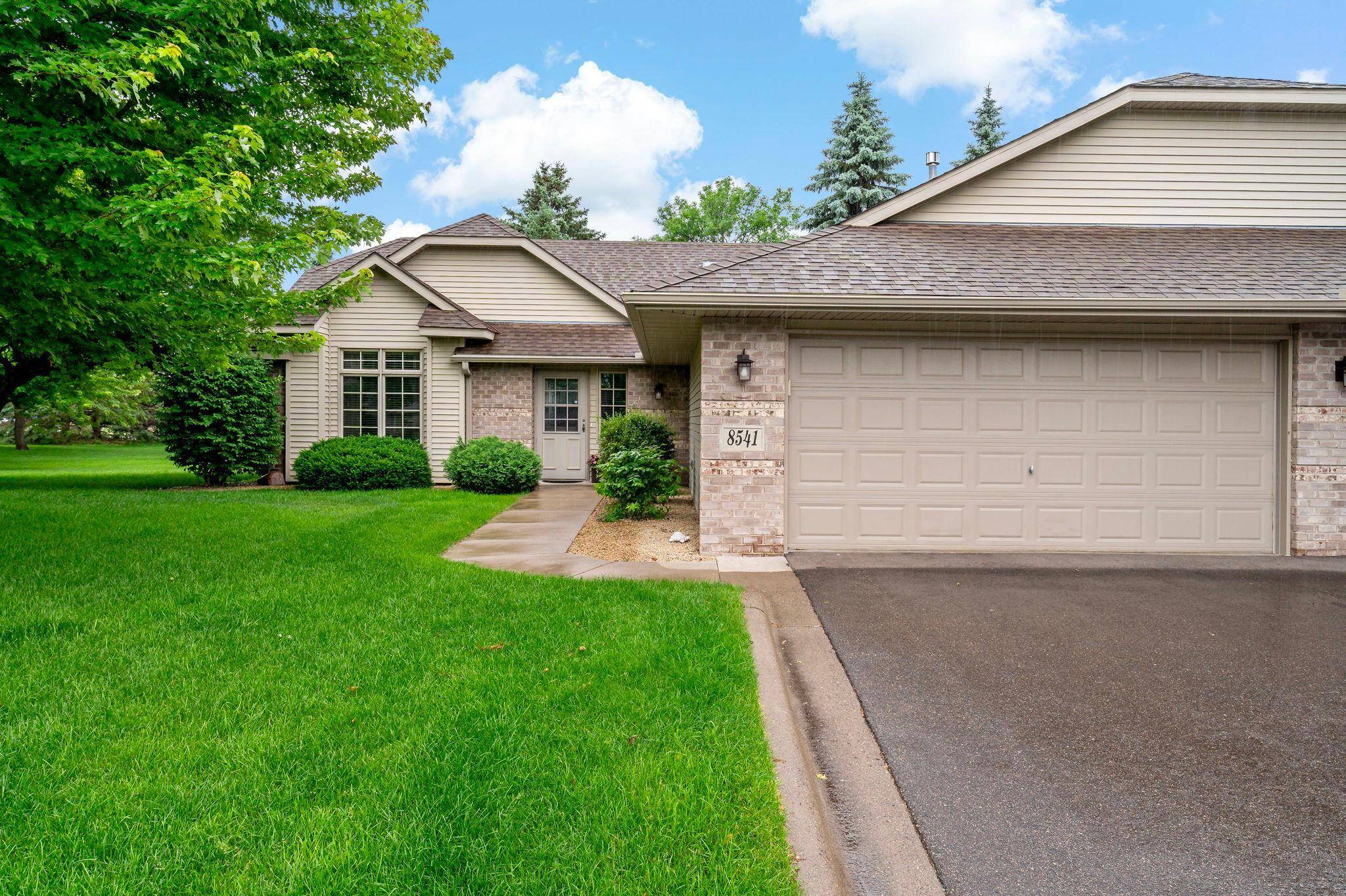 8541 Inverness LN N, Brooklyn Park, MN 55443