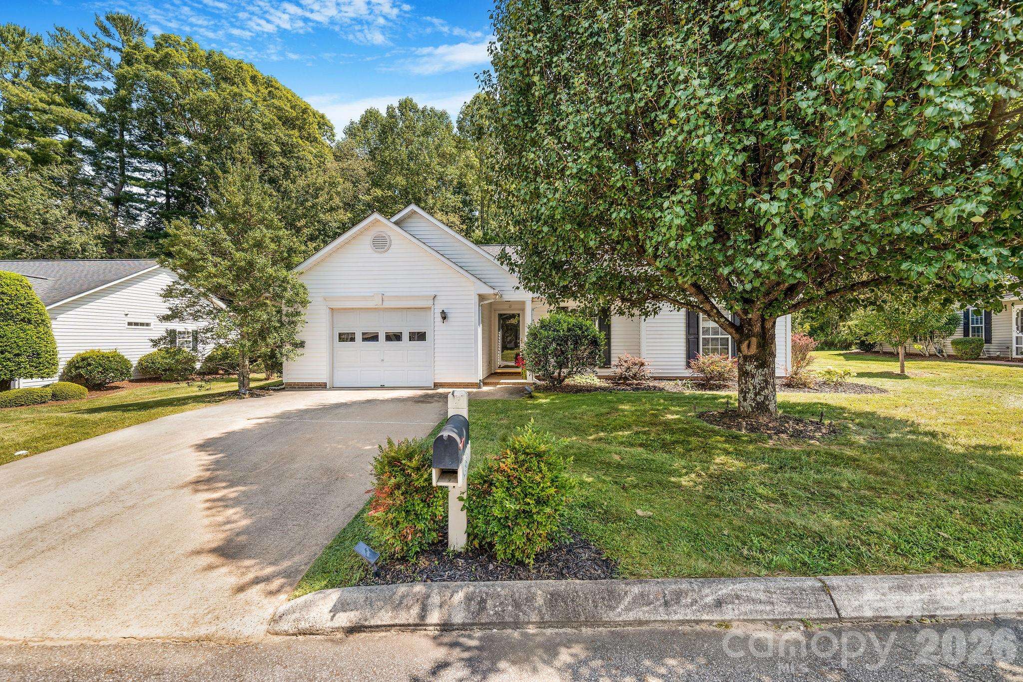 98 Stonehollow RD, Fletcher, NC 28732