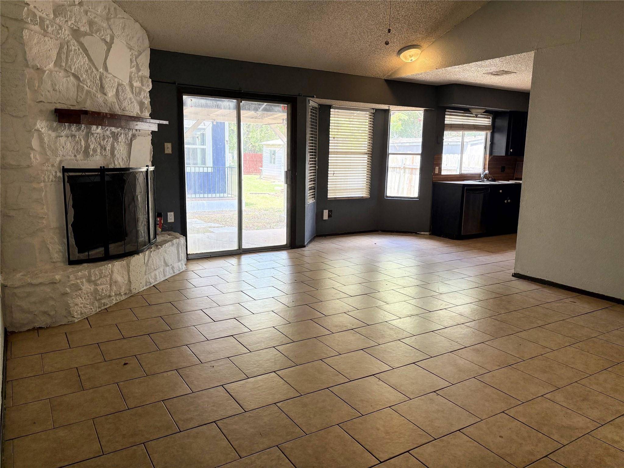 5000 Fontenay DR, Austin, TX 78744