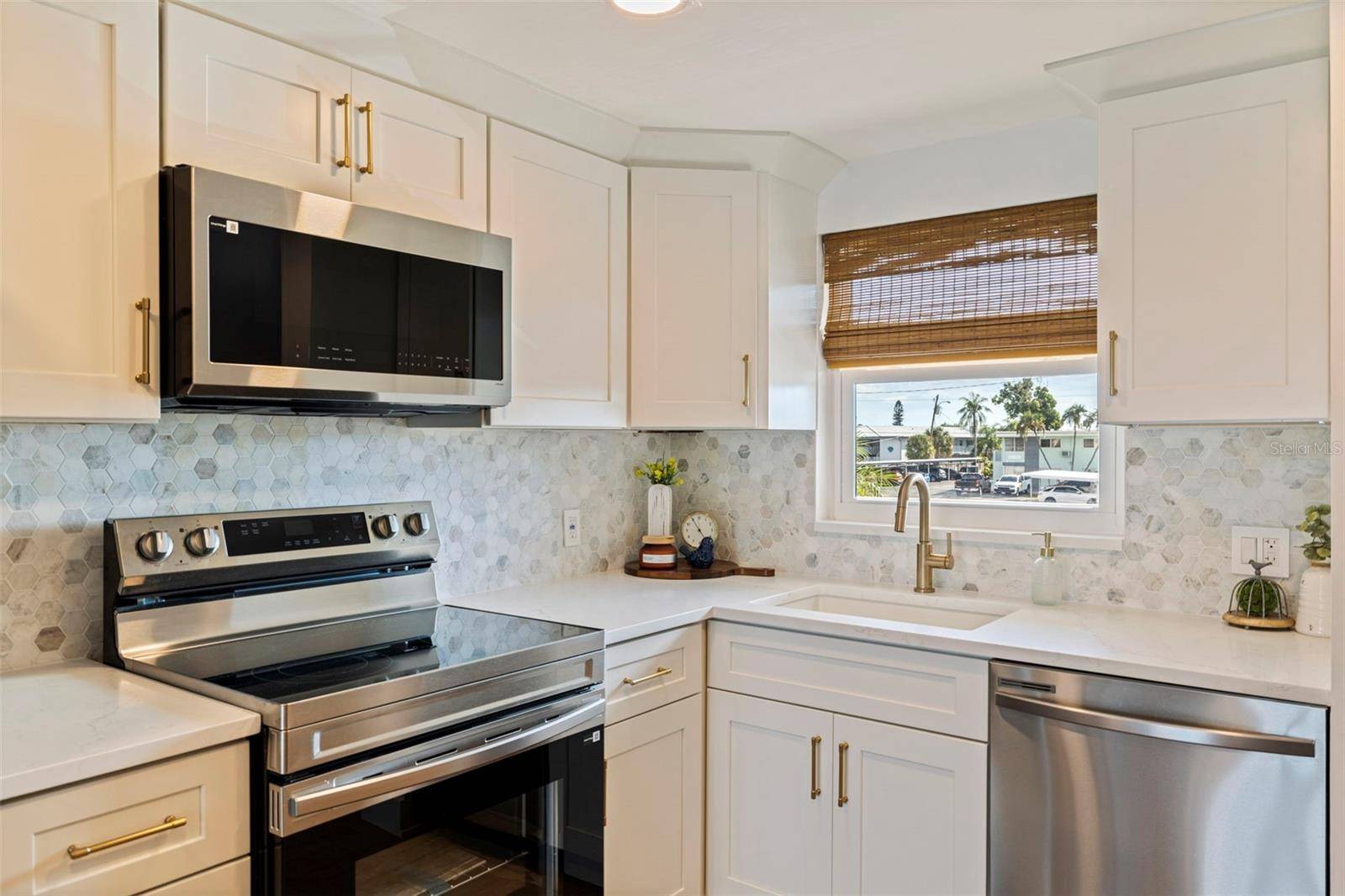 1847 SHORE DR S #202, South Pasadena, FL 33707