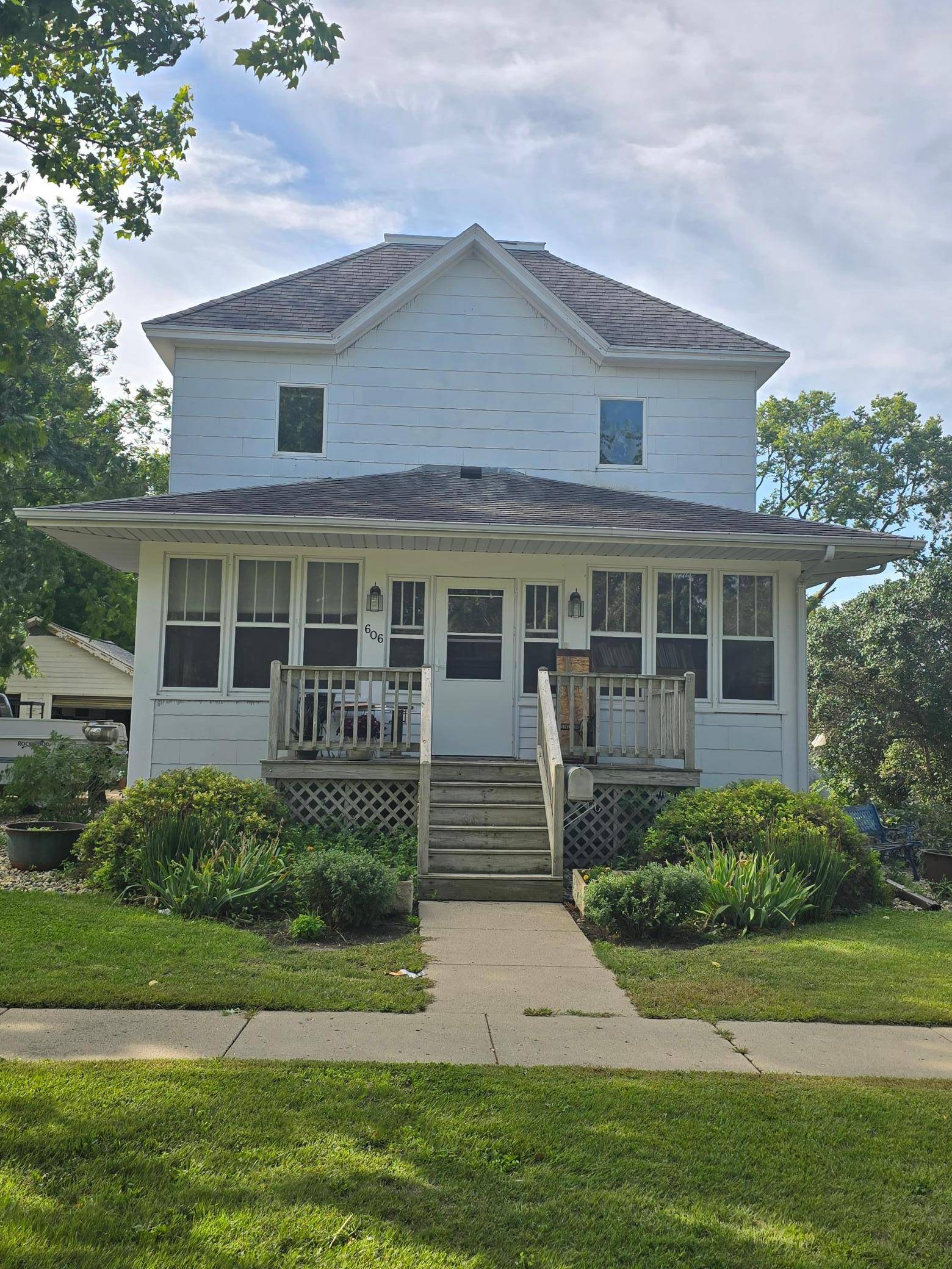 606 3rd ST SW, Pipestone, MN 56164