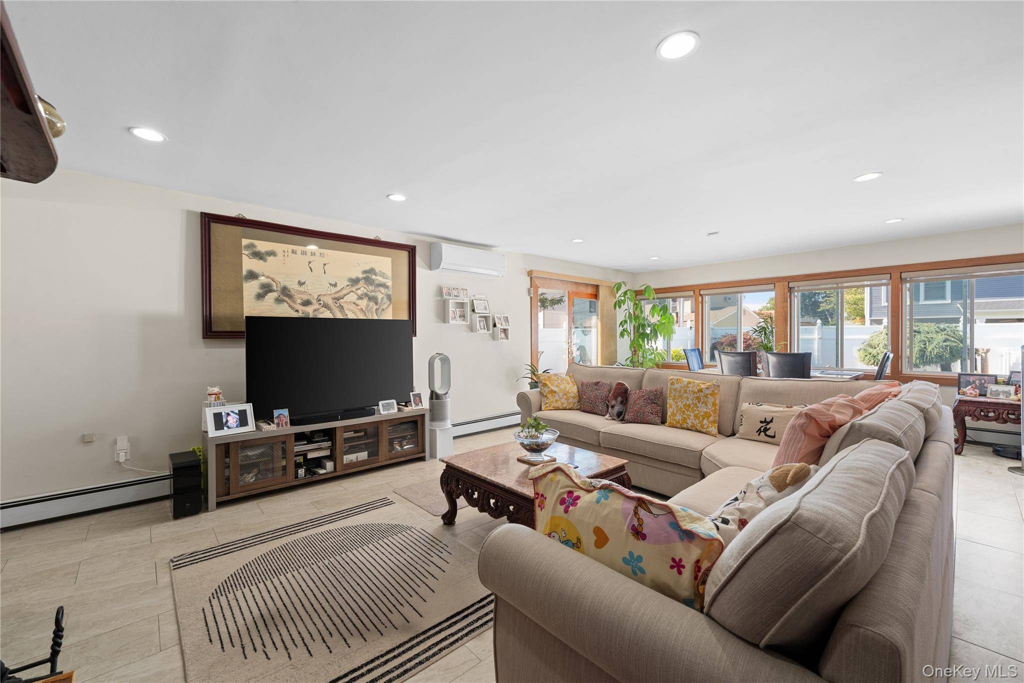 27 Eden LN, Levittown, NY 11756