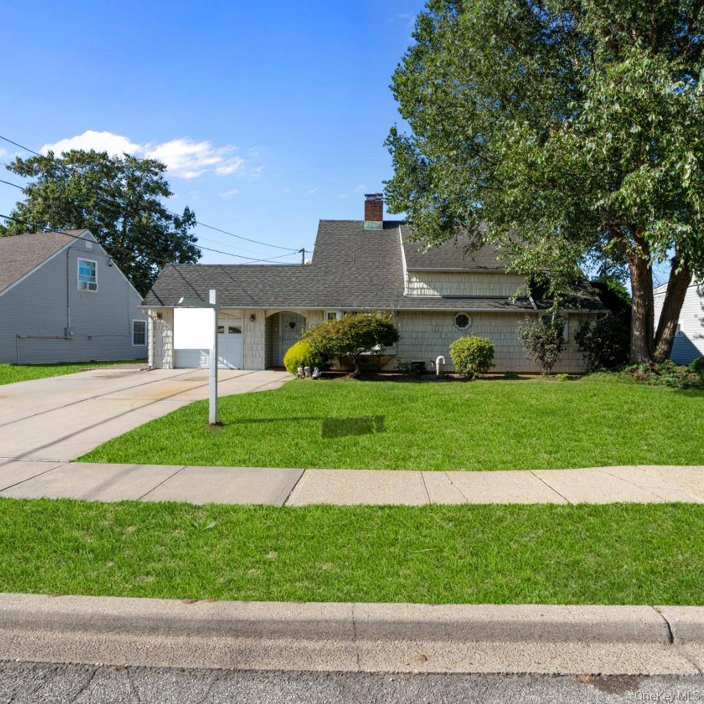27 Eden LN, Levittown, NY 11756