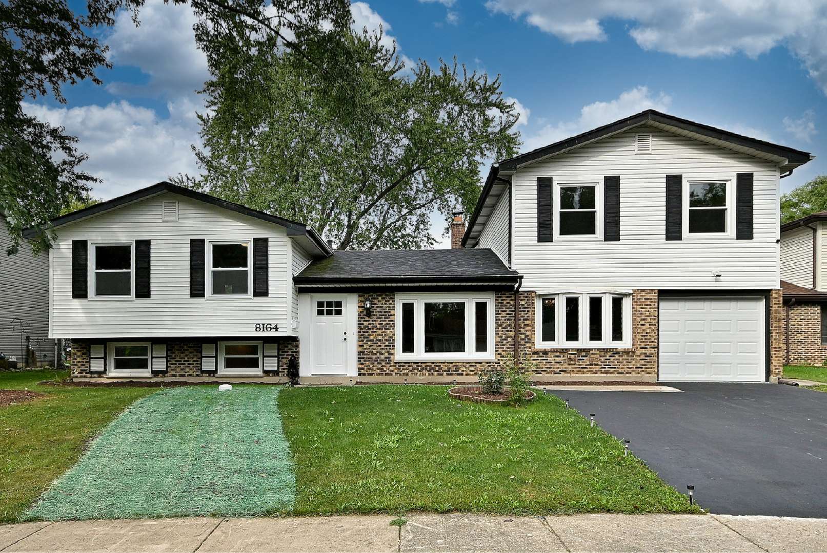8164 N Carrolton CT, Hanover Park, IL 60133