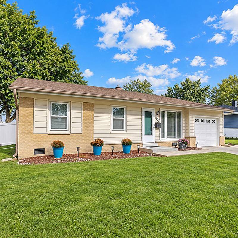 1031 Maple LN, Elk Grove Village, IL 60007