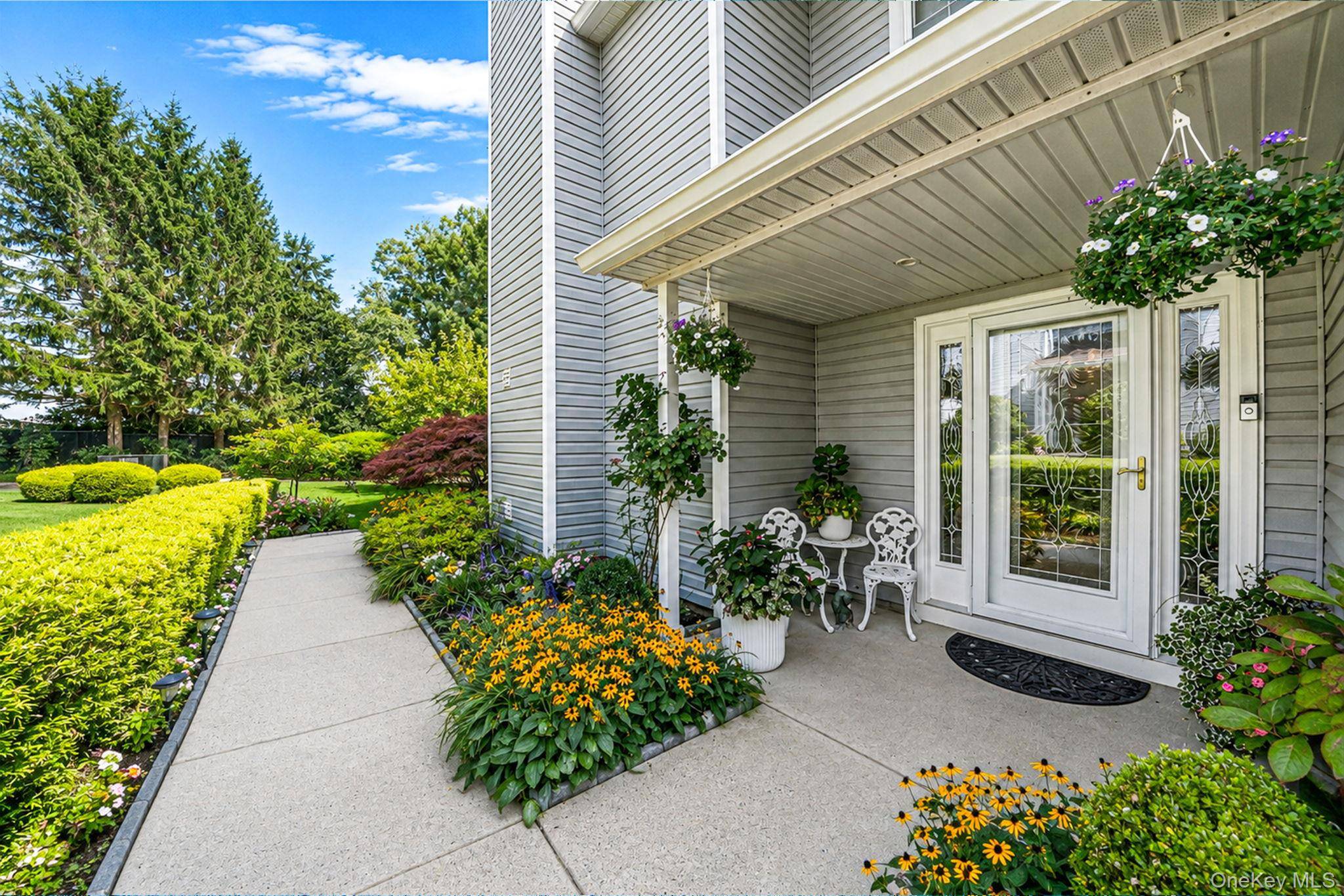 112 Erin LN, East Setauket, NY 11733