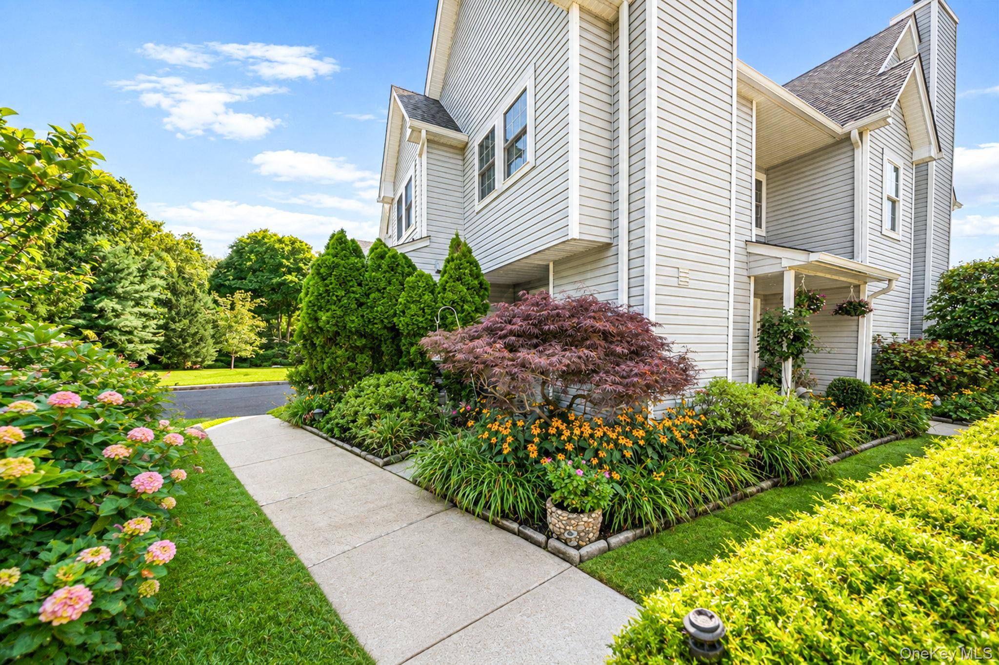 112 Erin LN, East Setauket, NY 11733