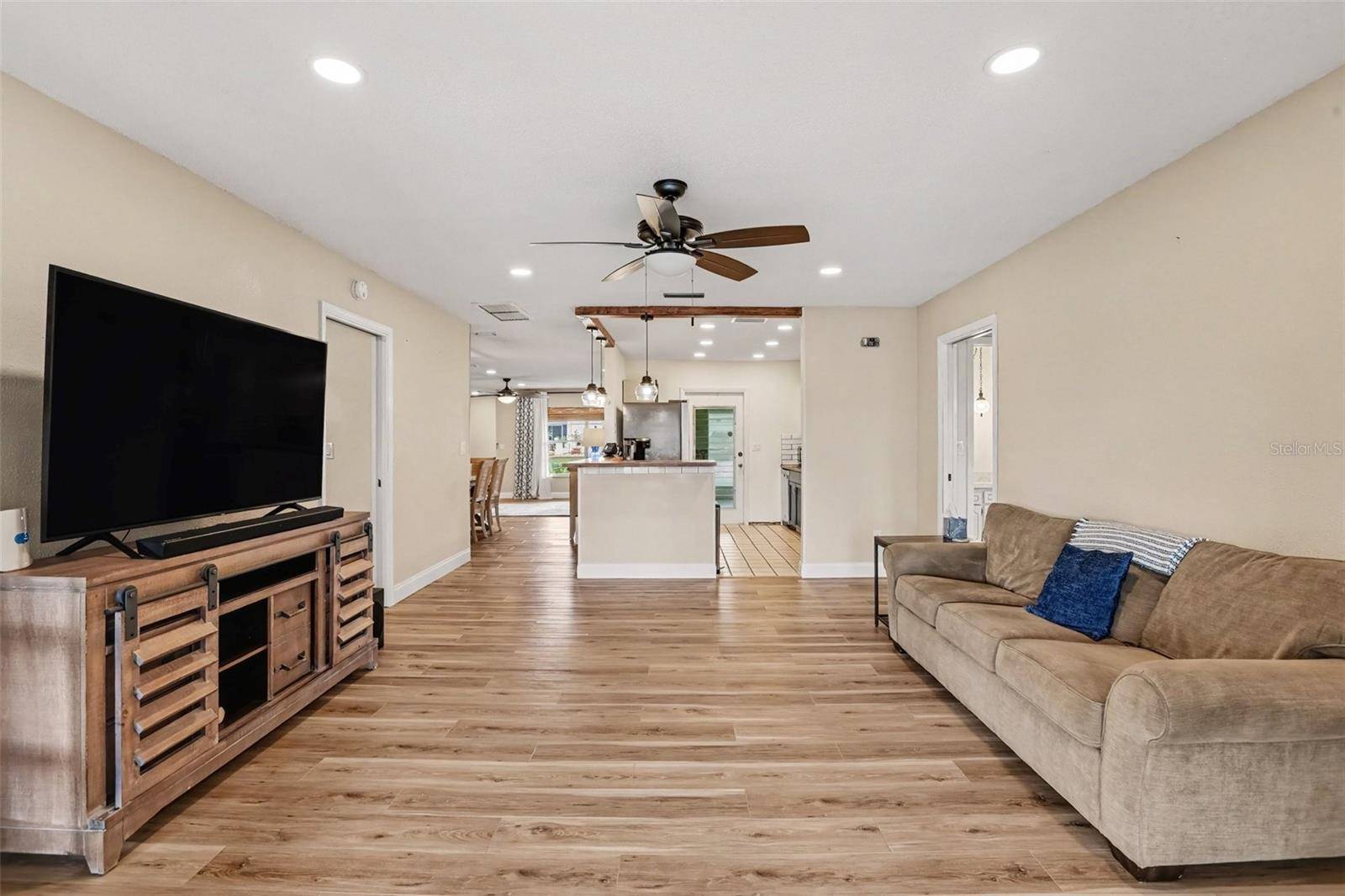 385 CLUB MANOR DR, Sun City Center, FL 33573