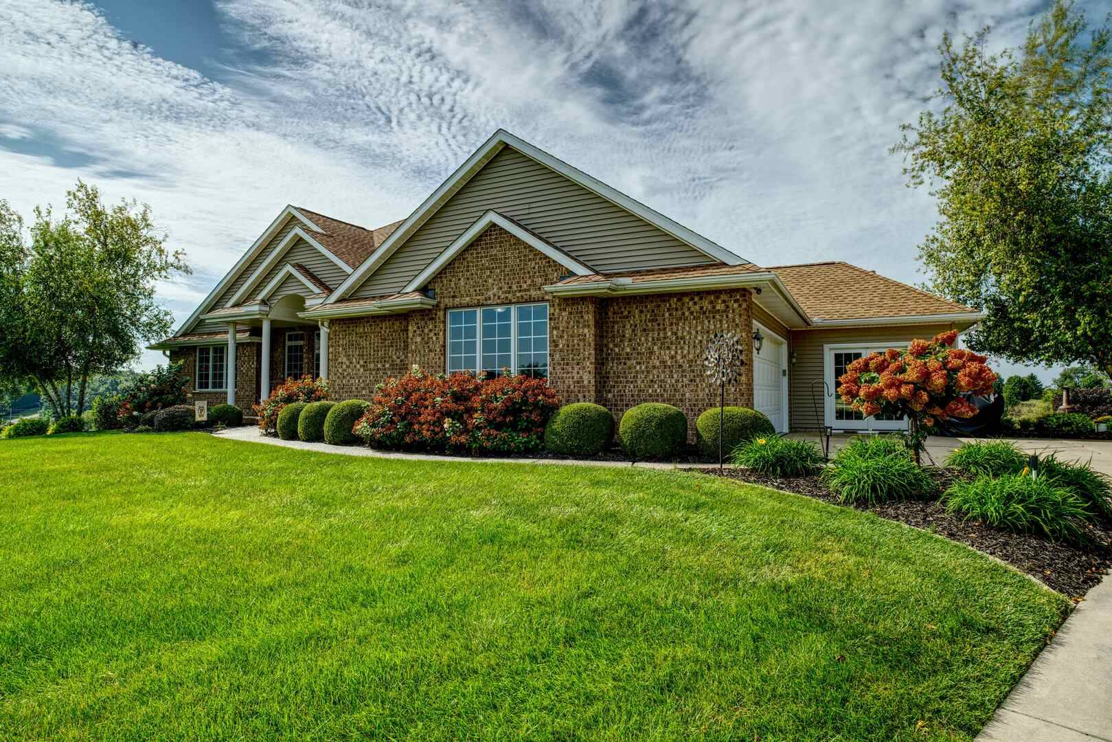 12890 Grandview DR, Morrison, IL 61270