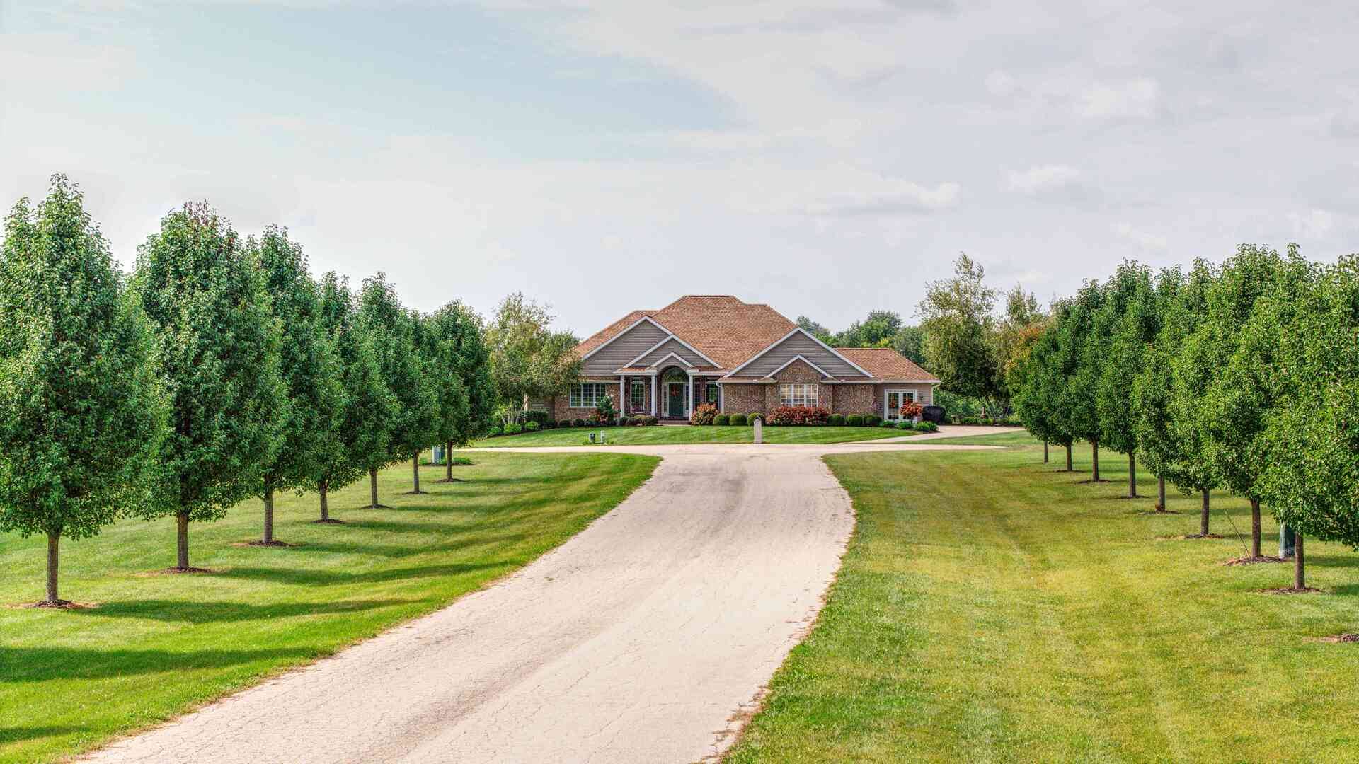 12890 Grandview DR, Morrison, IL 61270