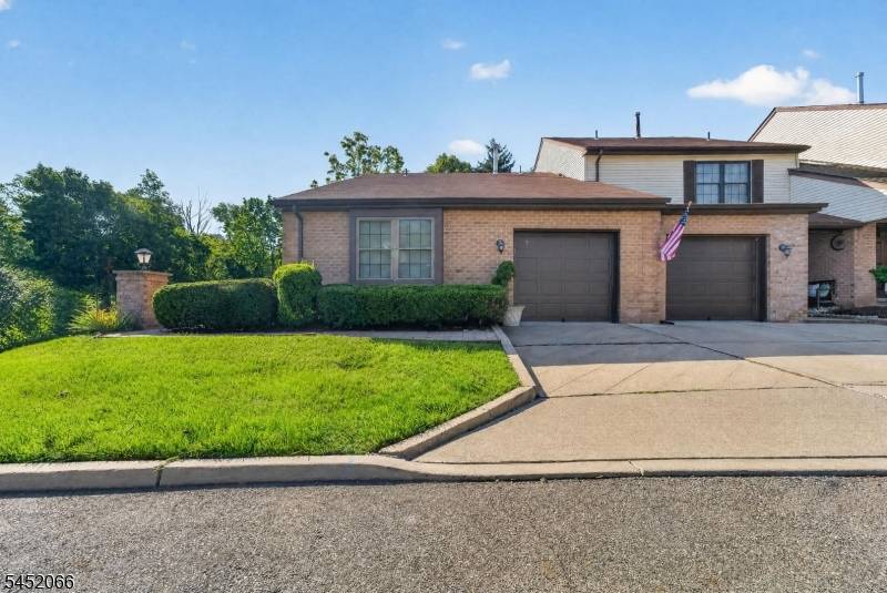 1 Amy Ct, Lebanon Boro, NJ 08833
