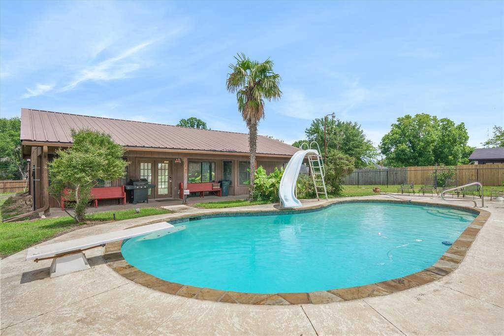 599 S Oak Street, Van, TX 75790