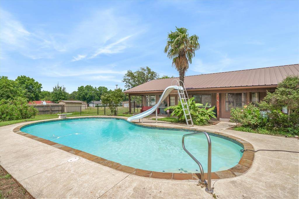 599 S Oak Street, Van, TX 75790