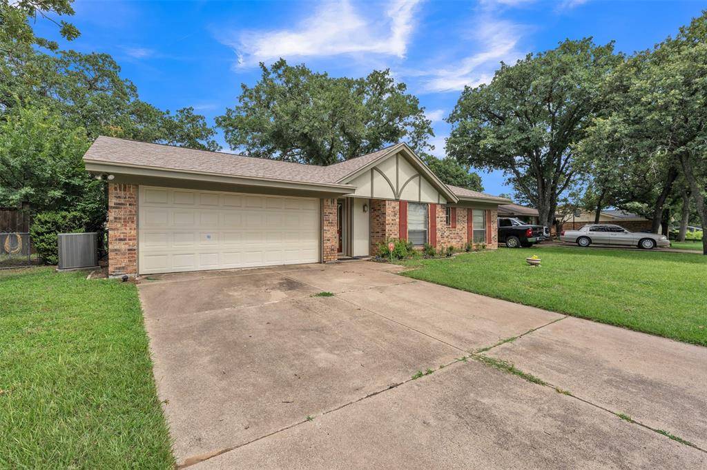 205 Mountain View Drive, Azle, TX 76020