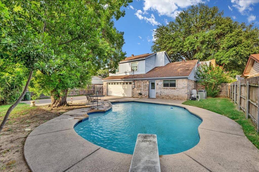 704 Matthews Court, Arlington, TX 76012