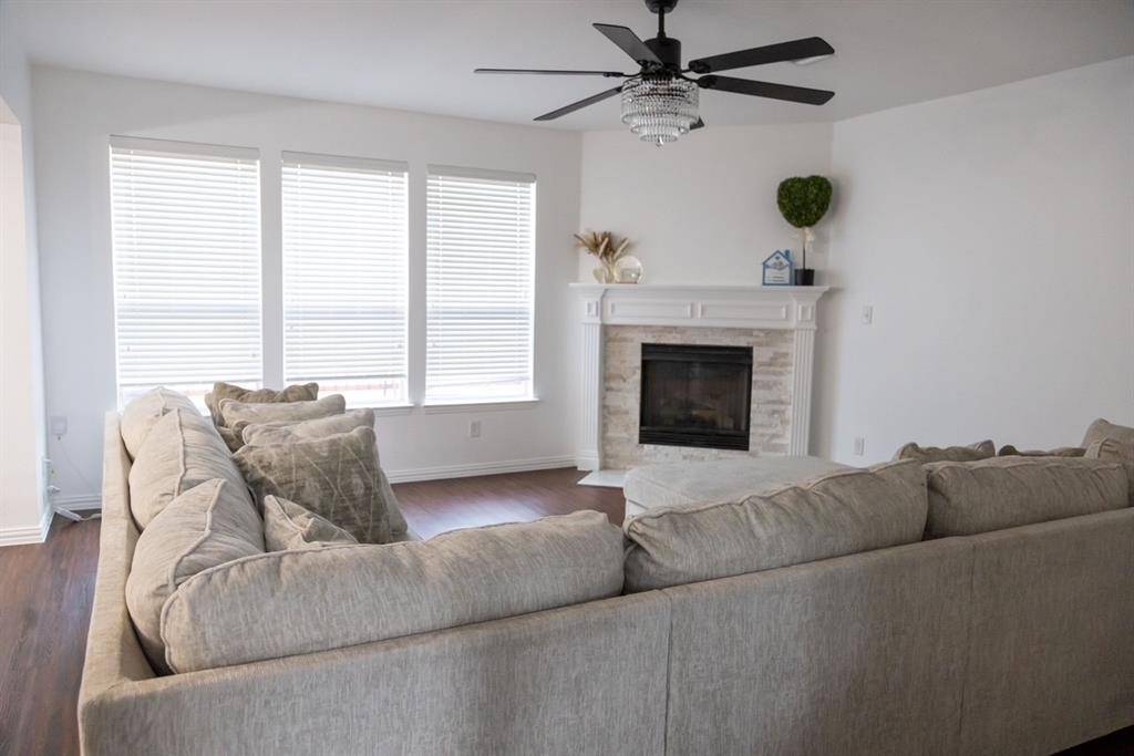 737 Honeysuckle, Desoto, TX 75115